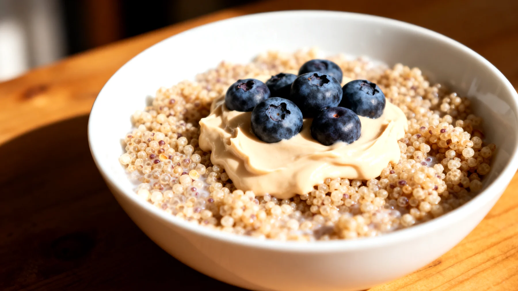 Amaranto soffiato con crema di mandorle e mirtilli"
