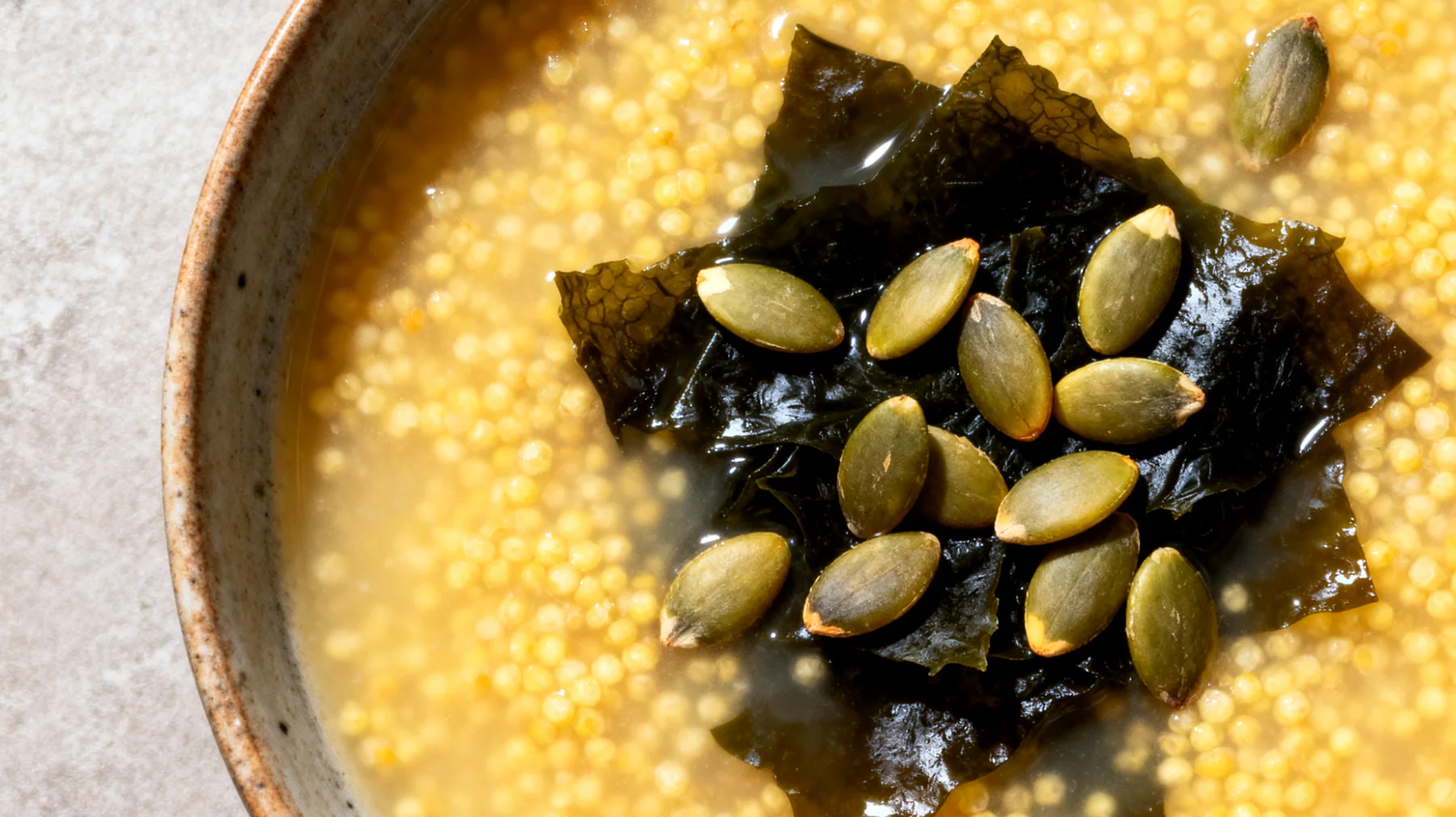 Zuppa di miglio con alghe wakame e semi di zucca"